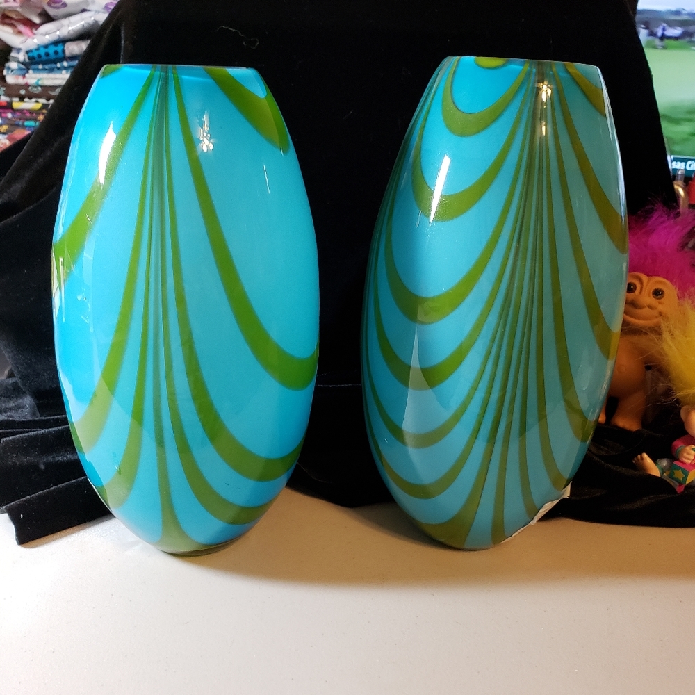 2  Beautiful Vases - Picture 3 of 11